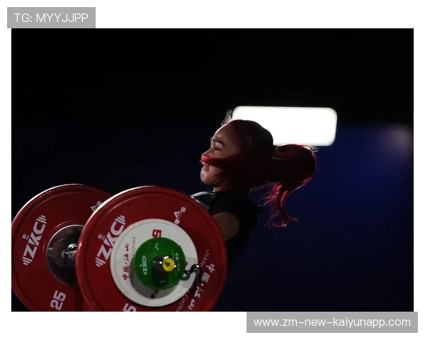 举重女子组队员呐喊震得灯都闪